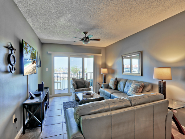 Luxurious Bayfront Condo Steps to beach